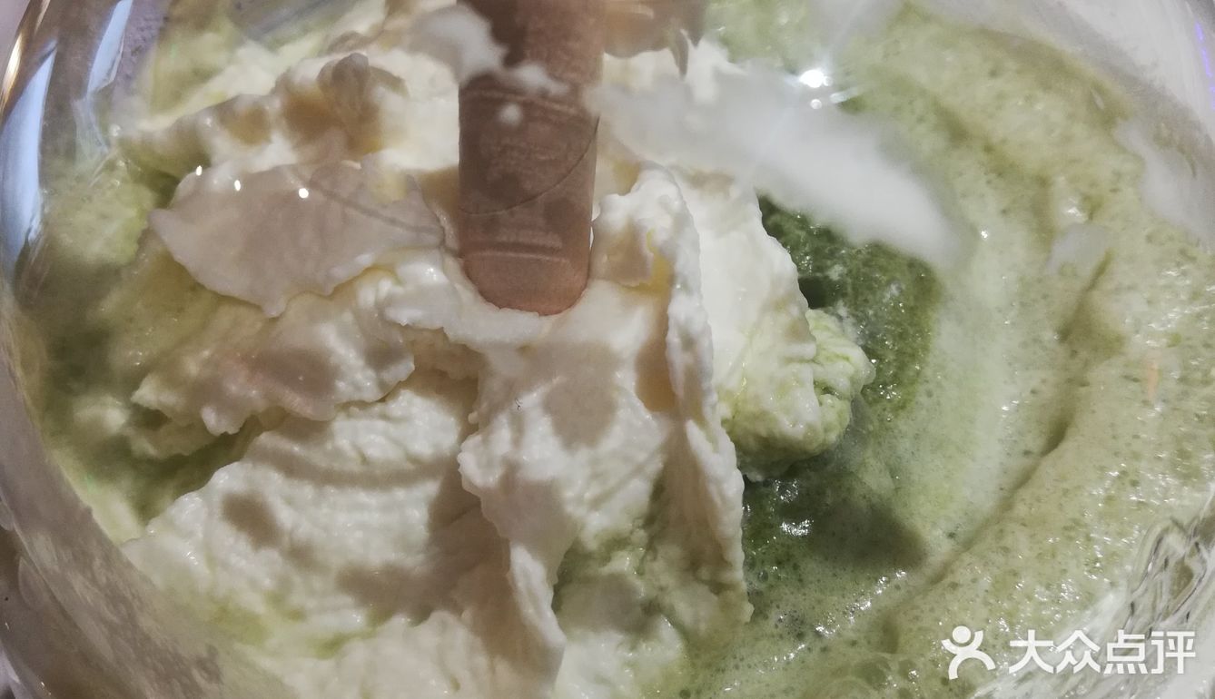淡淡的抹茶绿 配上纯白的奶油