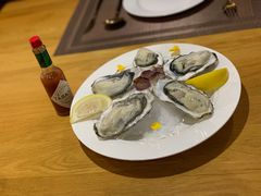 法式生蚝配柠檬汁辣椒籽-LUCCA卢卡西班牙海鲜饭(远洋广场店)