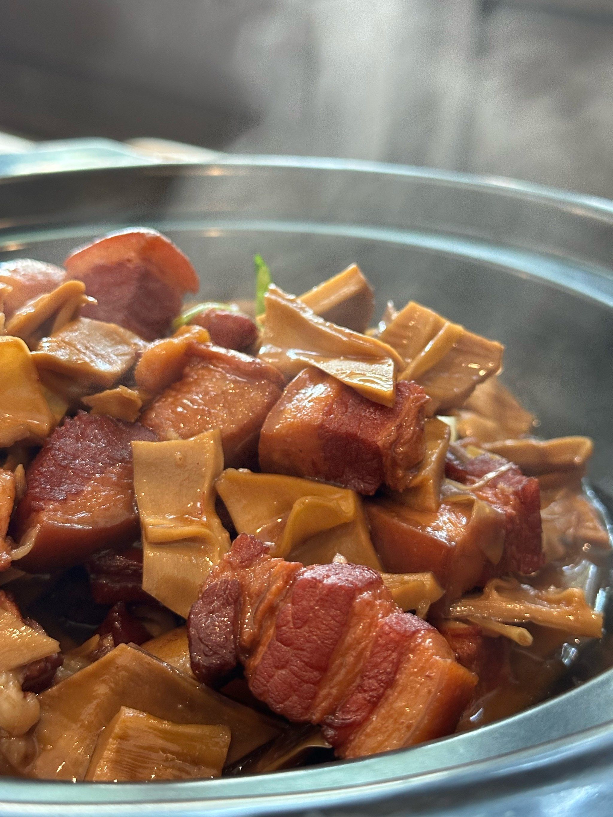 n笋干烧肉:五花肉品质不错,肥瘦相间,搭配笋干红烧,必定是安吉特. 