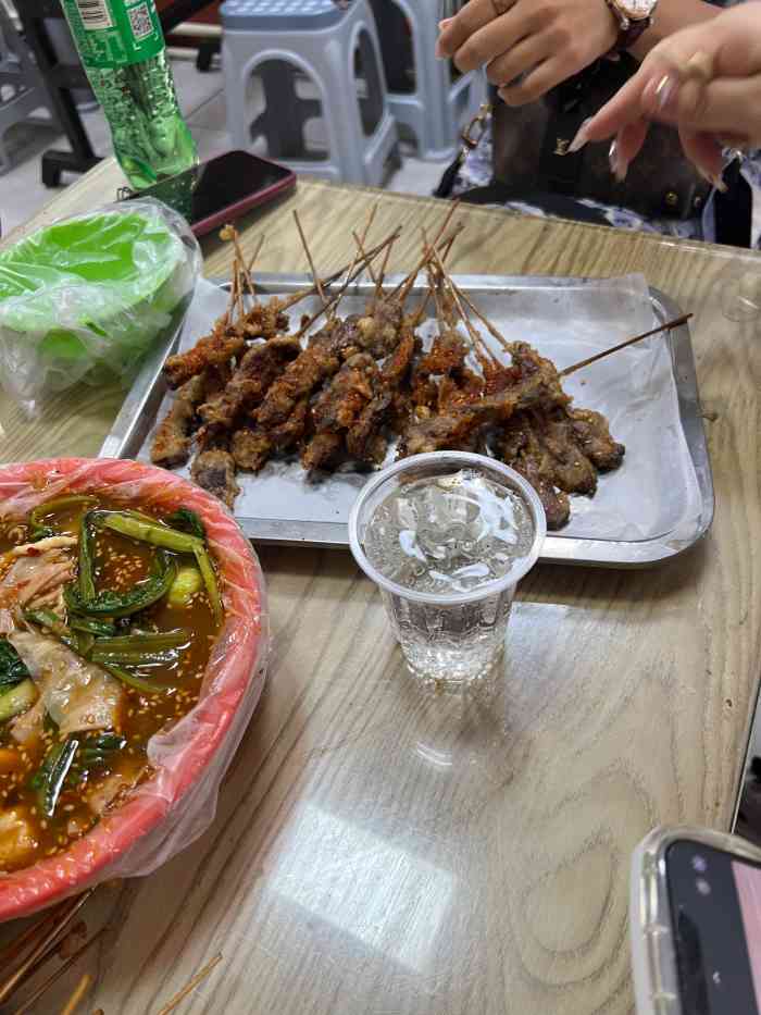 老三鸡架肉串店-"位置在地铁1号线滂江街下车步行一会就到了.