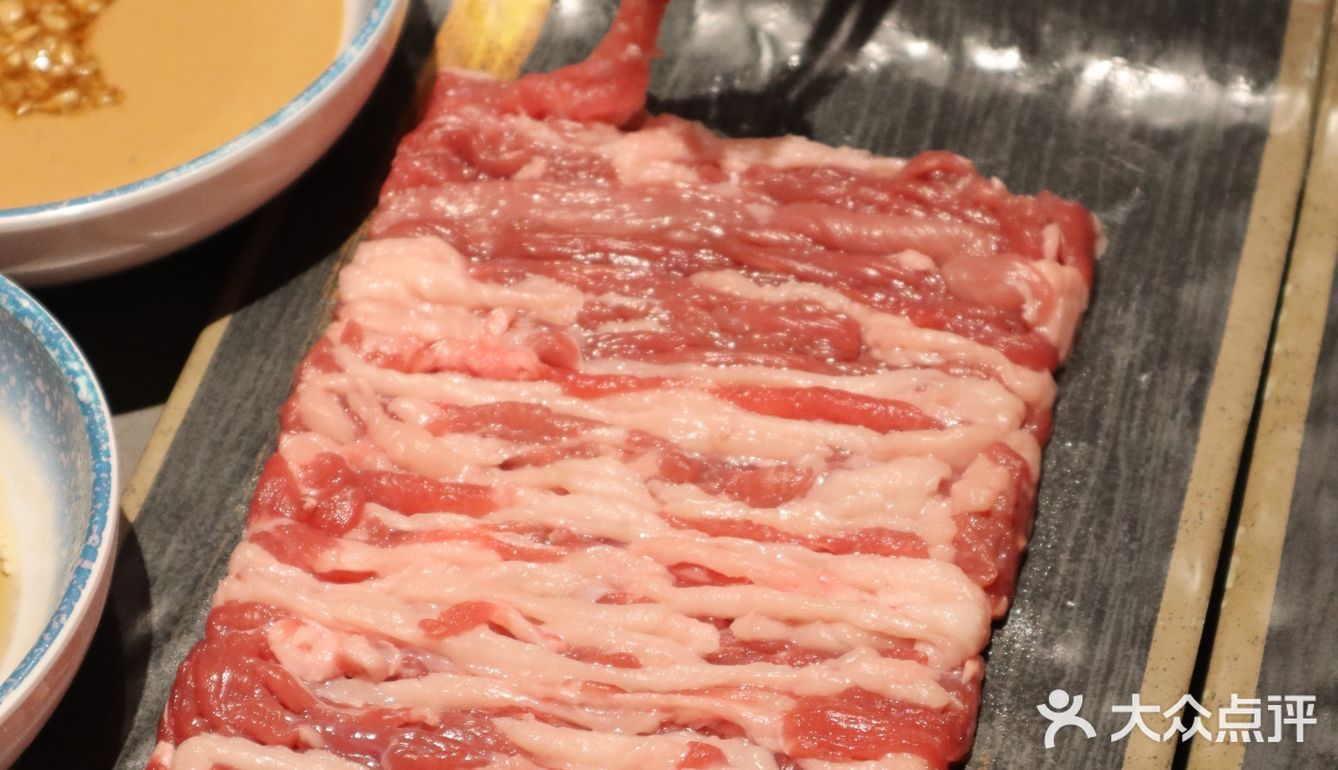 天呐！整盘下肉的铜锅涮是最过瘾的