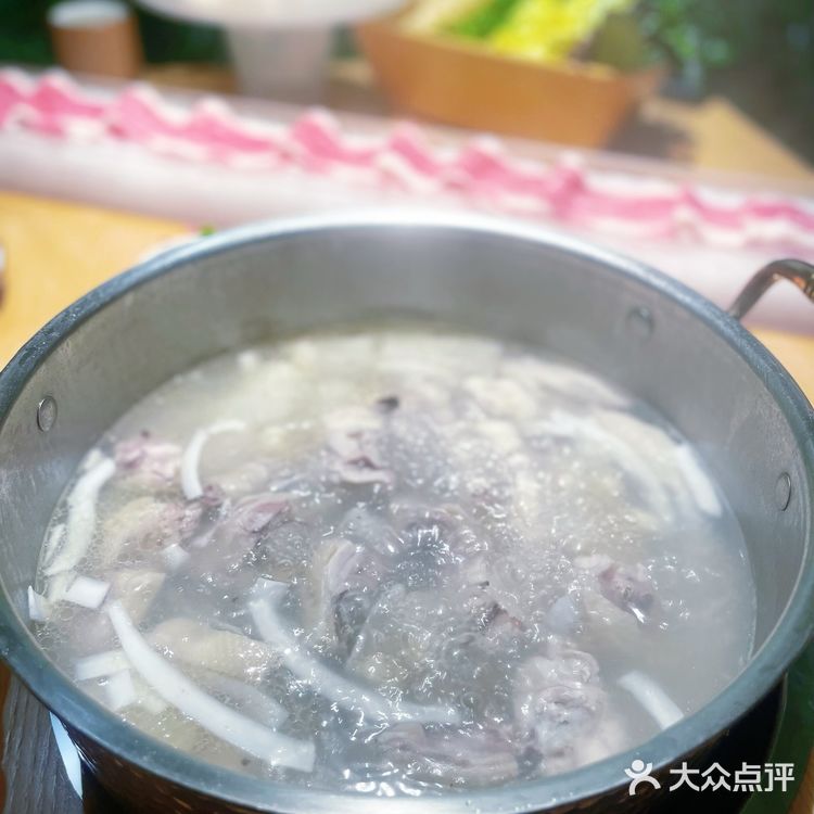 东门的宝藏“椰子鸡”，椰香满满鸡肉来一碗