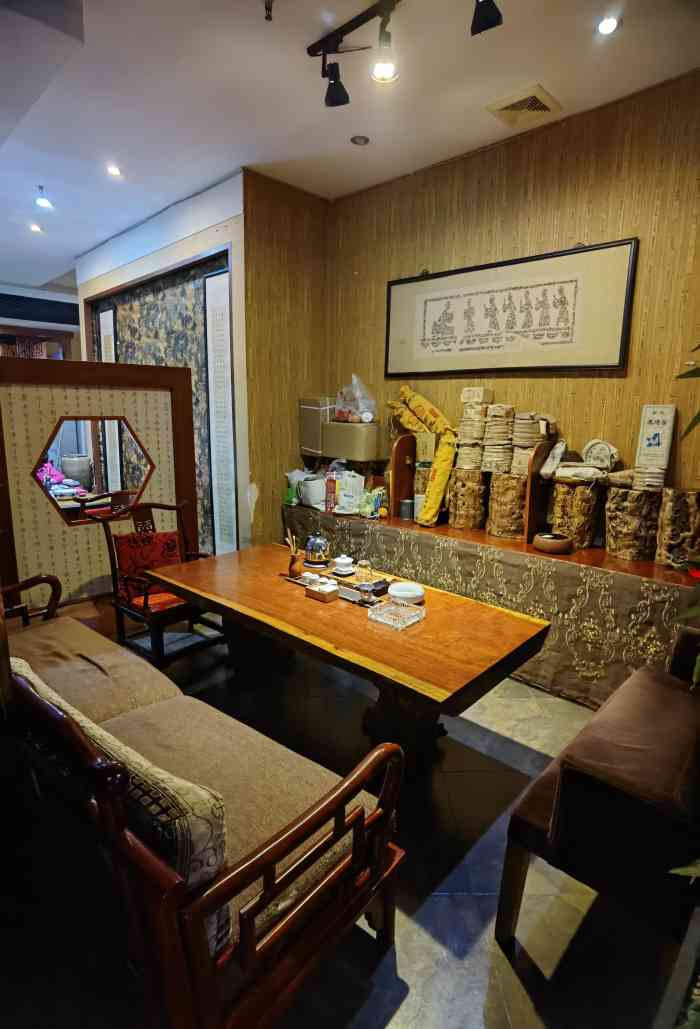 资阳的短暂停留 午饭过后选择了一家茶楼谈事 当地朋友推荐的老茶馆了