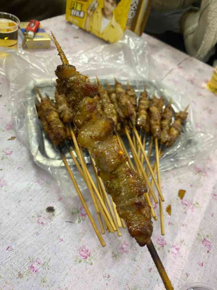 阿龙烤串-"[薄荷]环境:路边小脏摊!地桌小马扎,."-大众点评移动版