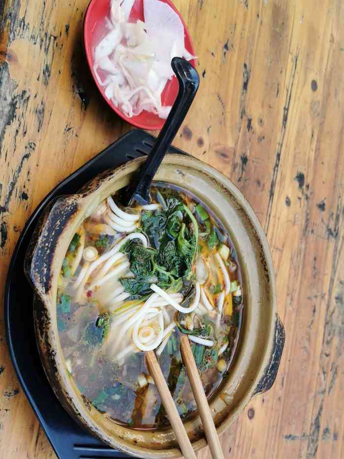 董记毕节砂锅羊肉粉-"很原始鲜美的骨汤配上顺滑的粉 加了羊杂 .