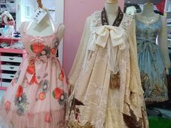 -甜镜物语 LOLITA·汉服·JK制服三坑生活馆(滨江道店)