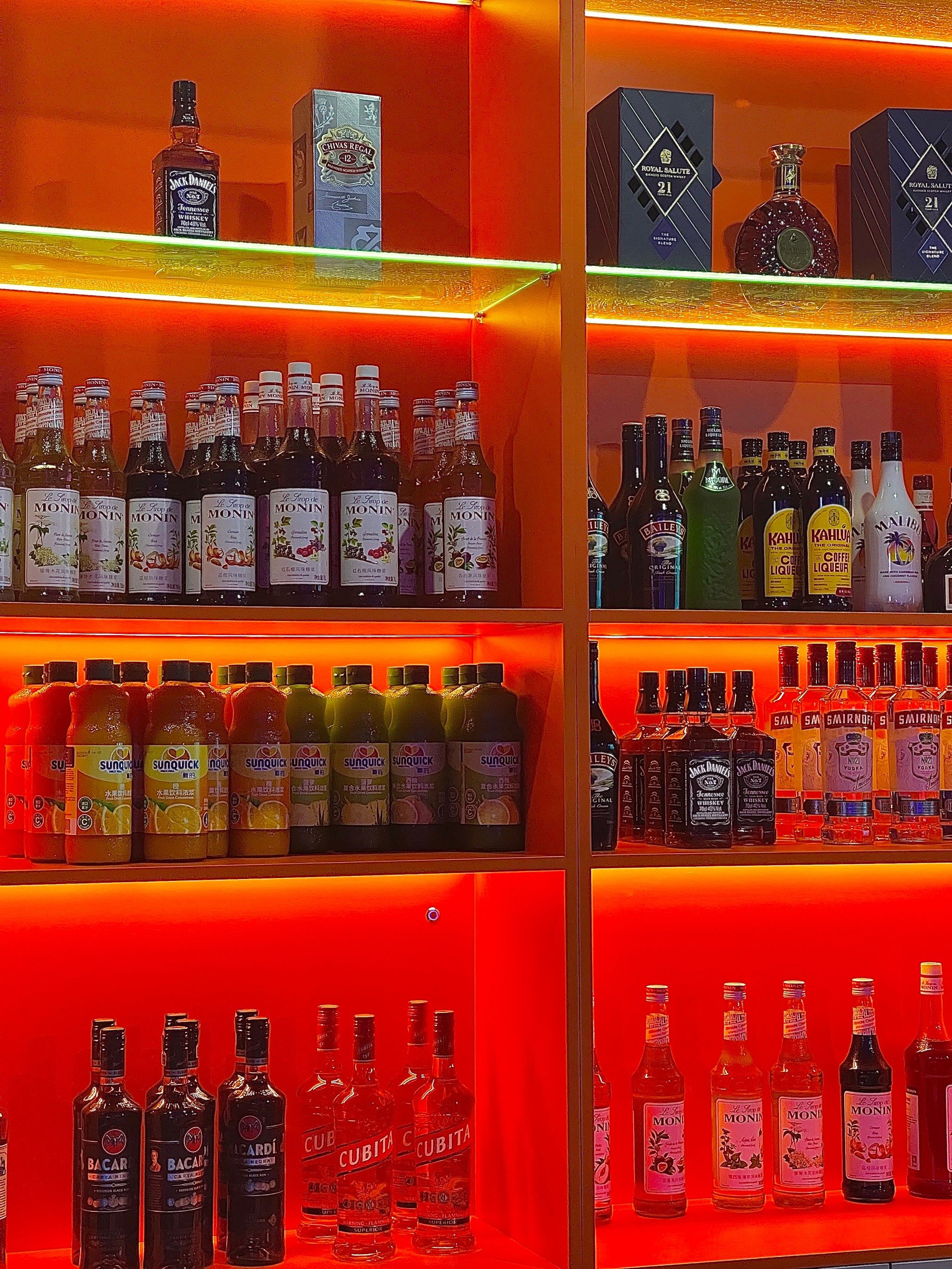 恋爱工作都烦恼love哪有live好—夜潮酒馆