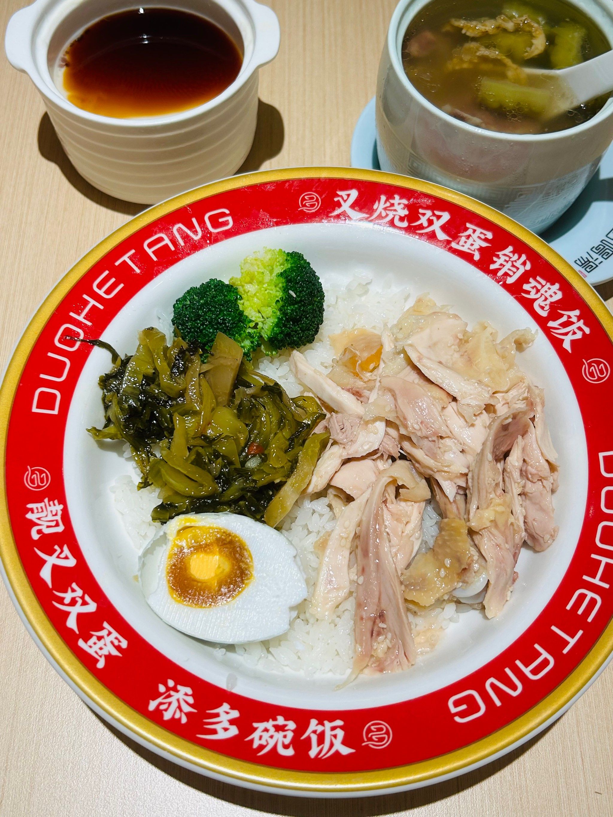 这次试的是鲍鱼排骨苦瓜汤,省去了在家煲汤的麻烦,套餐的手撕鸡饭也挺