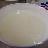 擀皮，最好厚一点，第一锅我擀皮太薄了，所以包子是瘪的