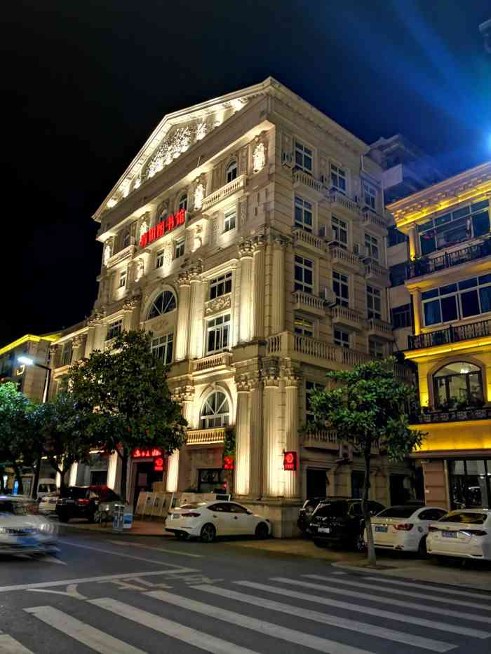 青田县图书馆-"书籍看着还是非常的多算是非常的全面了,装.