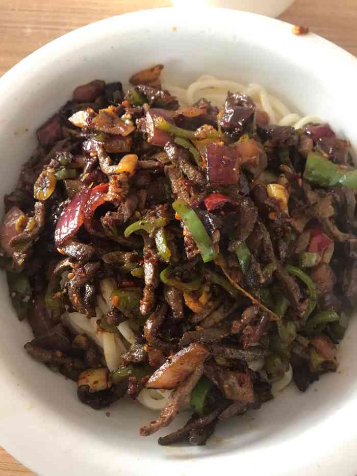 玲娃麻辣肝盆子面-"老板欺客,进店说了要小炒肉盖米饭小碗,老.