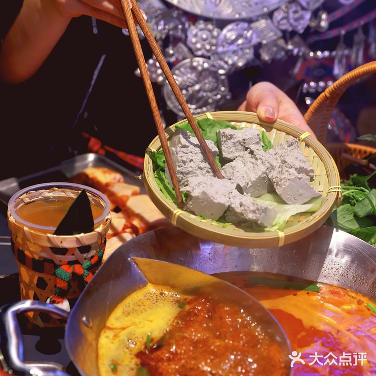 他们家大部分都是贵州空运过来的食材！汤底更不得了