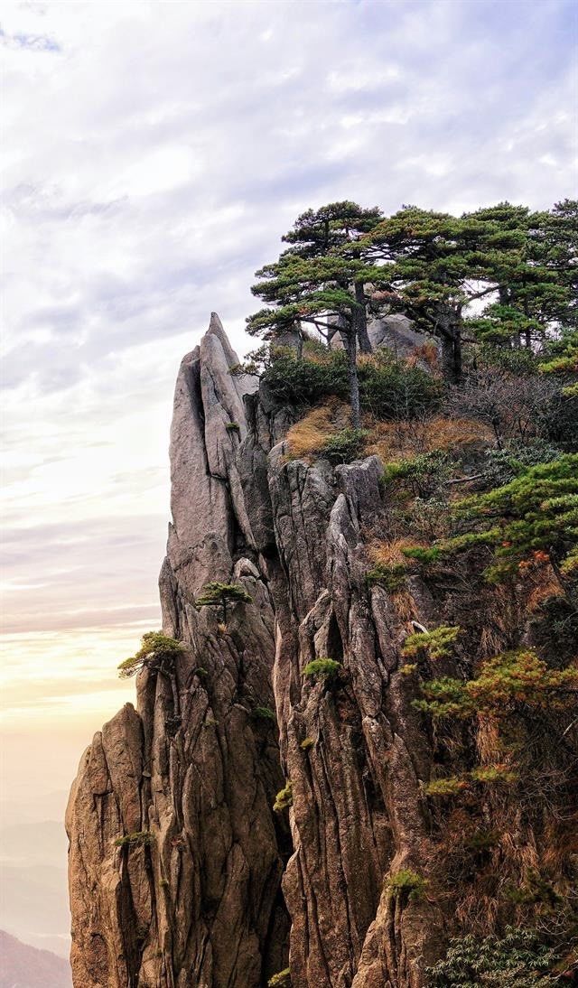 黄山怪石,星罗棋布,点缀在波澜壮阔的黄山