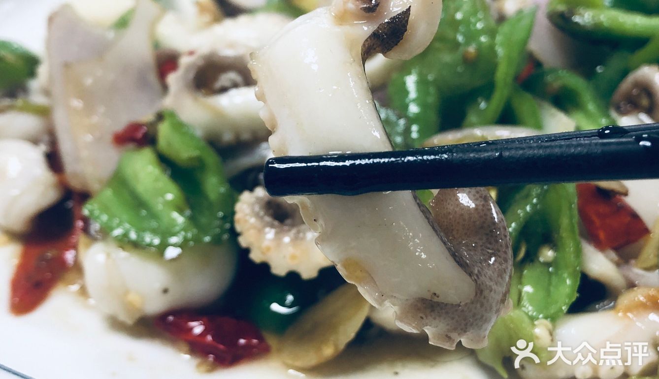 室内环境蛮大的，前面摆满海鲜，后面都是座位。服务