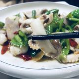 室内环境蛮大的，前面摆满海鲜，后面都是座位。服务