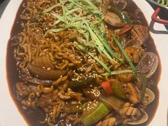 海鲜炸酱面-富乐满韩国正宗炸鸡韩国料理(虹泉路店)