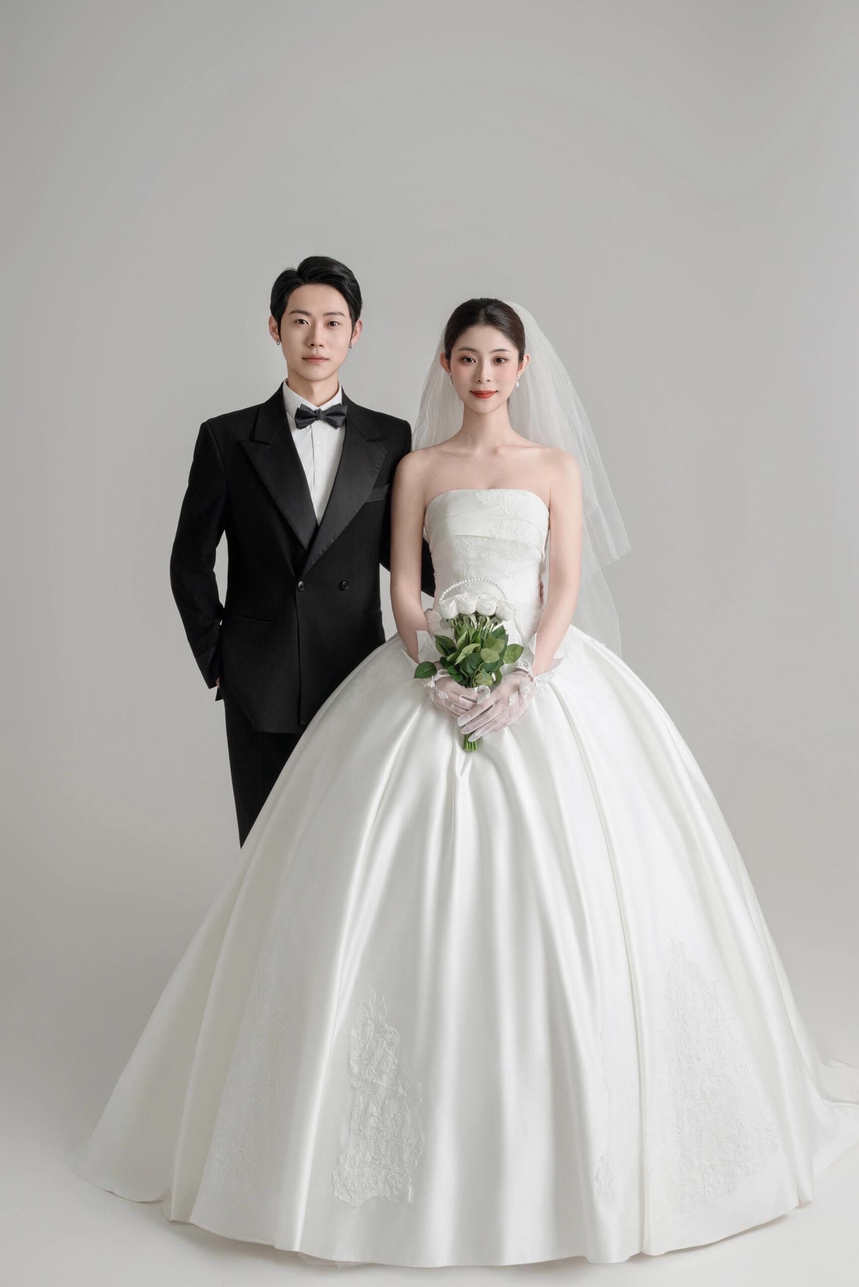 强烈推荐的室内主纱极简风婚纱
婚纱照少不了一组