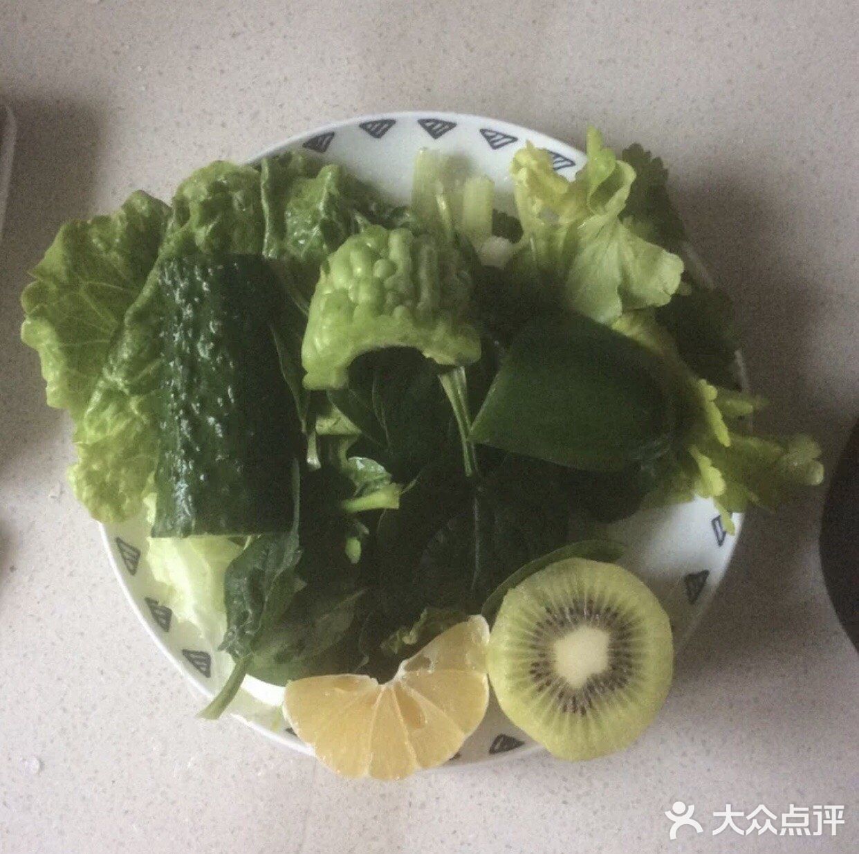 适量、凉白开 1. 将所有食材切小块备用