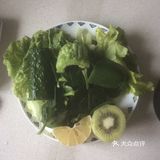适量、凉白开 1. 将所有食材切小块备用