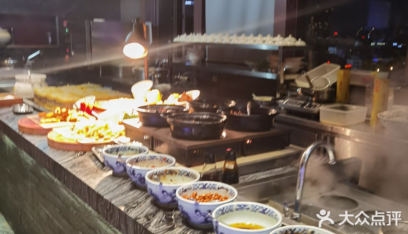 自助餐厅是一个让人吃饱喝足的地方