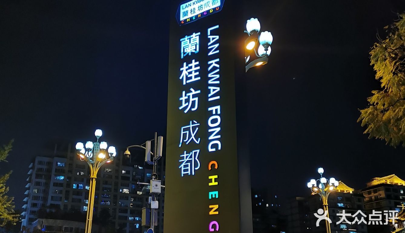 每家店还是有小哥哥或小姐姐在门口吆喝 路上也没几个人