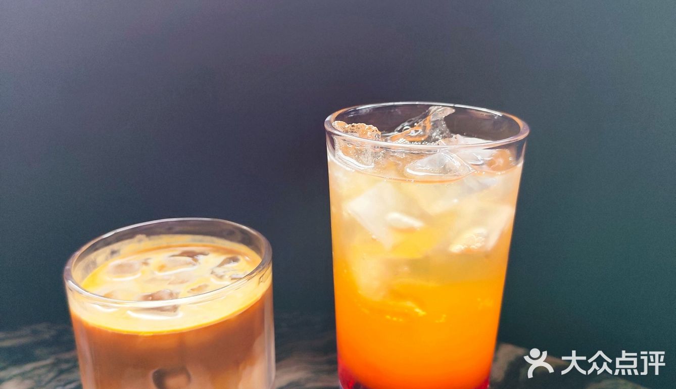 一家以酒🍺咖啡☕️为主的复古店
