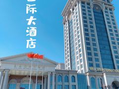 -乌兰湖畔草坪轻奢营地