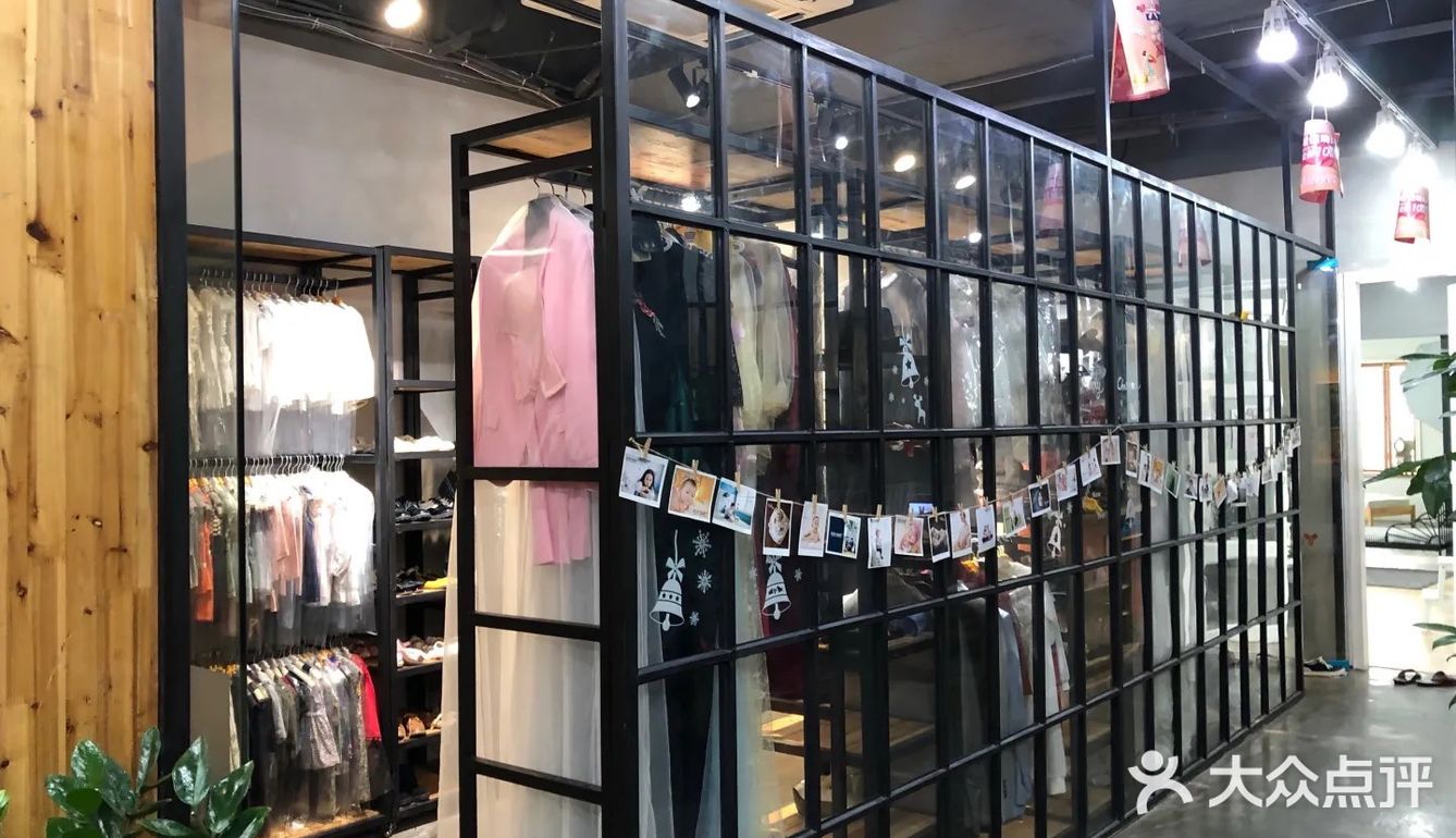 店铺主打儿童+孕妇+全家福的摄影 环境属于工业风