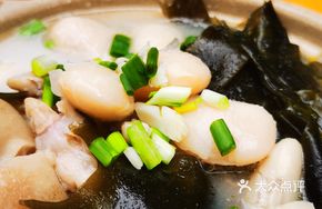 Kelp and Snow Bean Pork Trotter Soup