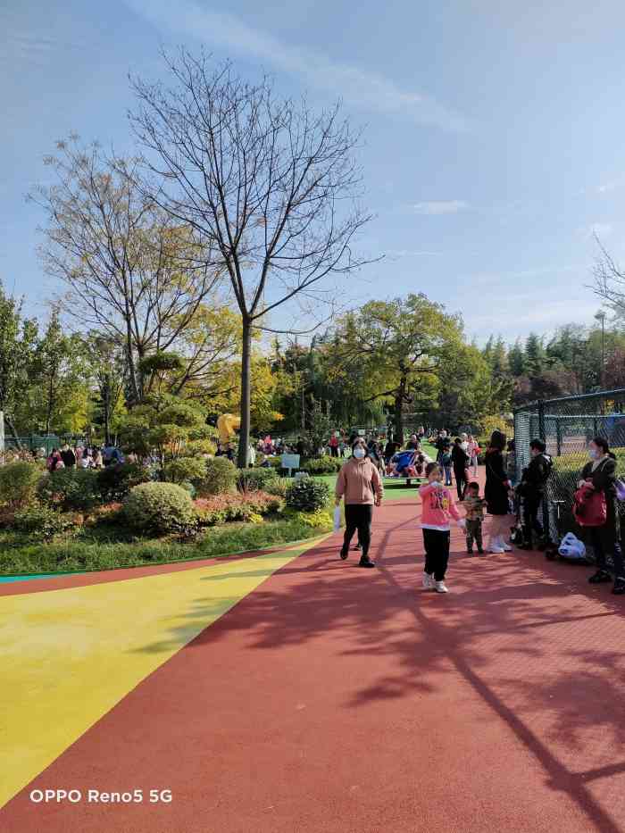 环城西苑公园-"环城公园公交便利,就在公交站旁边,里面很.