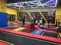 -爱蹦iBOON蹦床运动馆(江汉店)