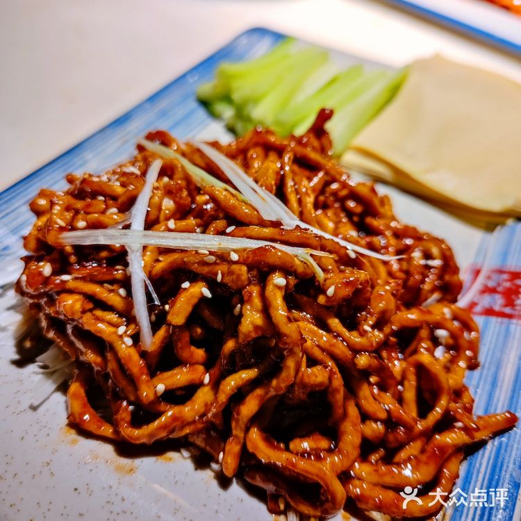 适合家庭小聚的小馆子，二楼环境更好。