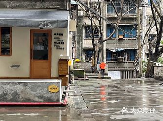 纯粹路过，早上还没到开门营业的时间