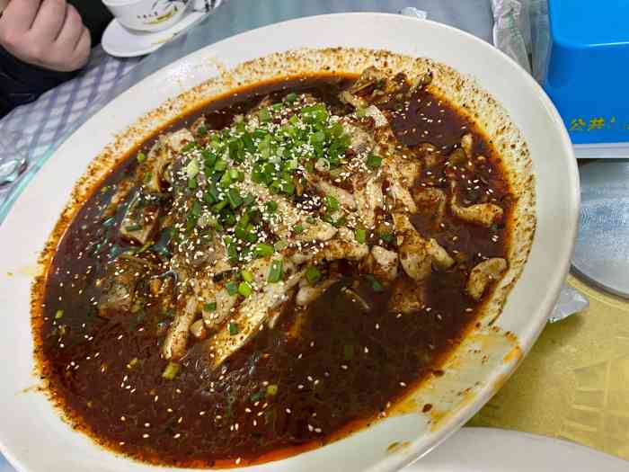 蔡胖子鱼庄-"停车方便,可以停到对面的政府楼门前的坝子.