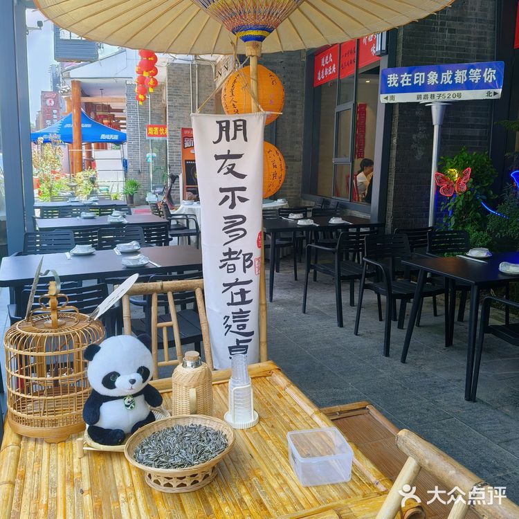 成都街头的家常小馆，就在鹦鹉巷子里