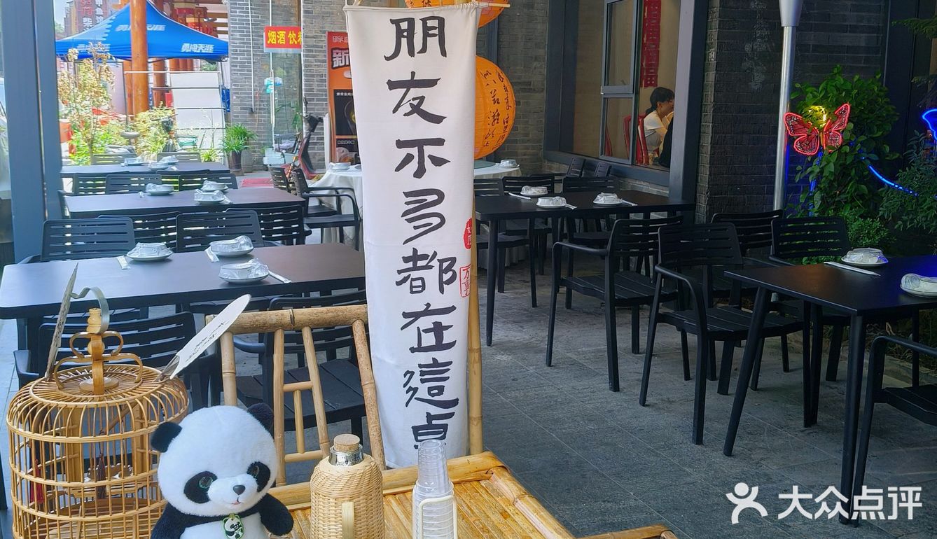 成都街头的家常小馆，就在鹦鹉巷子里