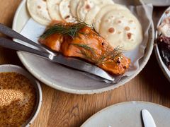 烟熏三文鱼配烤饺子皮和芥末籽酱-BOR Eatery(安福路店)