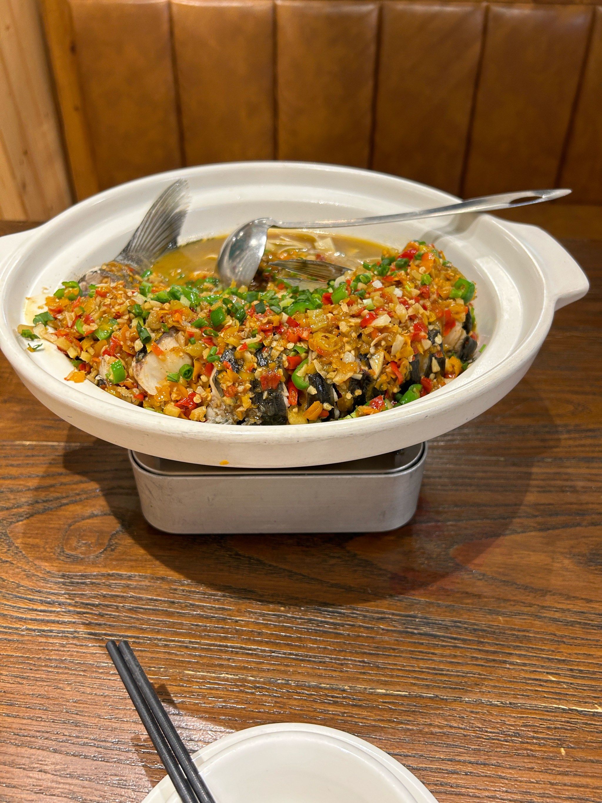 0元玩转这座城这家湘菜馆的跳水鱼堪称一绝!鱼一上桌,鲜香四溢