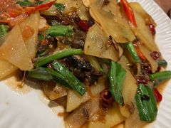 腌菜脆炒酸辣莲藕片-浩海火燒雲傣家菜(芮欧百货店)