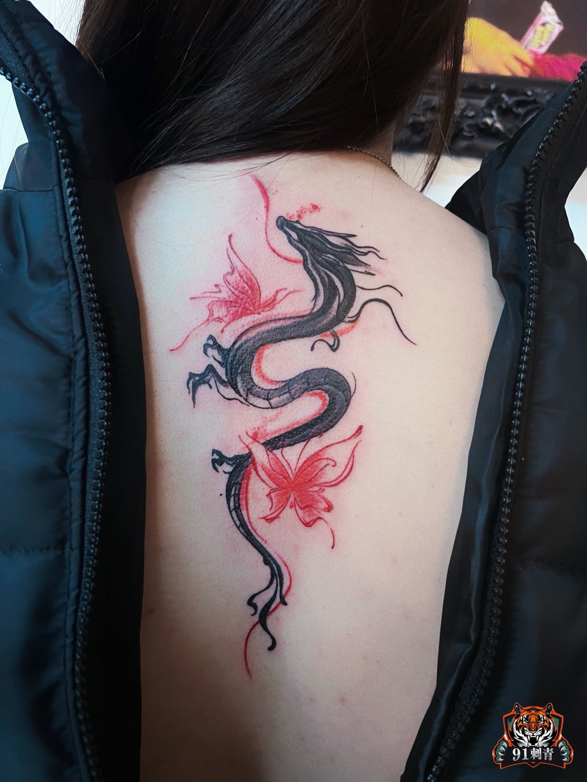 北京纹身/女生脊椎蝴蝶龙纹身