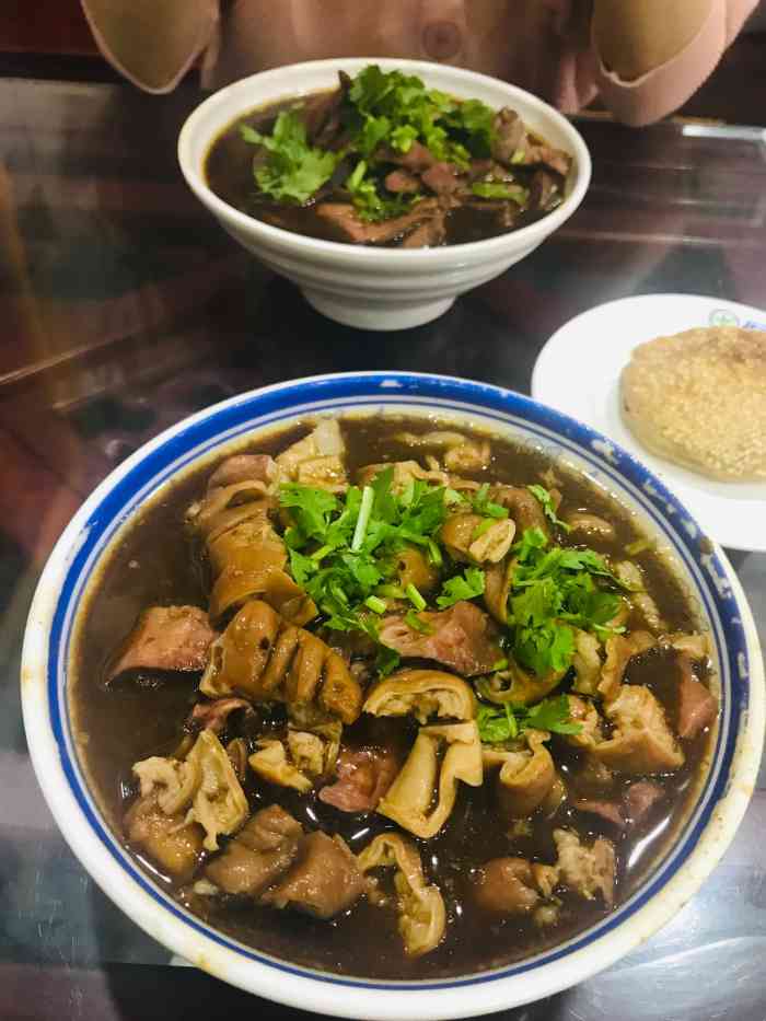 缸瓦市卤煮火烧-"在公司边上 距离很近 特意来拔草 店面很.