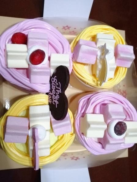 巴黎贝甜(马桥万科店)-"家里有人过生日,订了个冰淇淋蛋糕,卖相还.