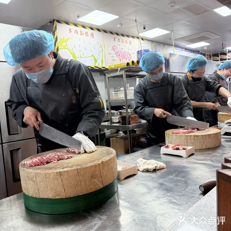 作为北京老字号铜锅涮肉品牌，他家主打传统老北京风味