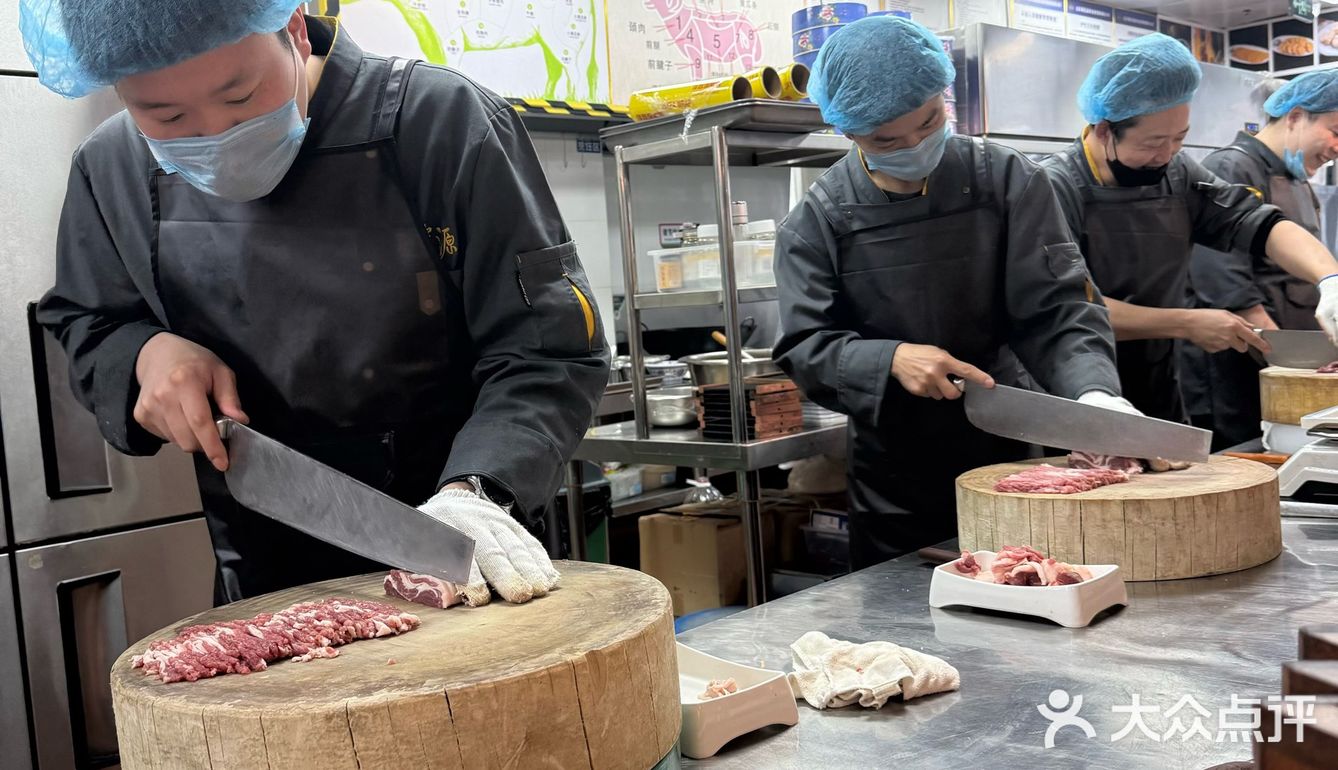 作为北京老字号铜锅涮肉品牌，他家主打传统老北京风味