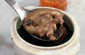 Bajì Dùzhòng Stewed Pig Tail Soup