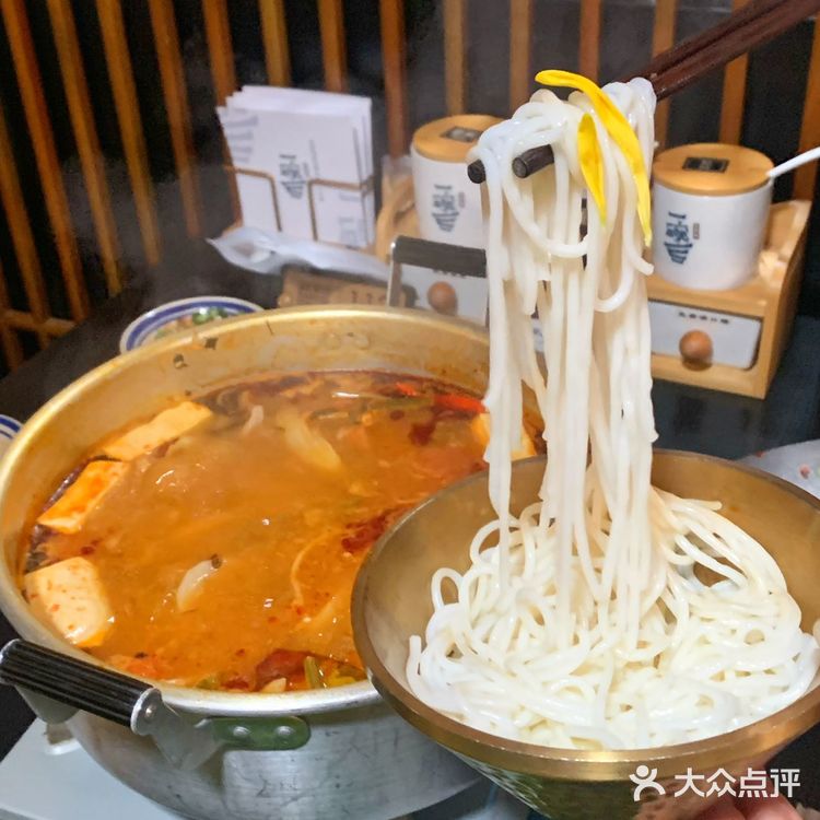 在大理喜洲!几十种现舂佐料火锅 酸汤火锅?