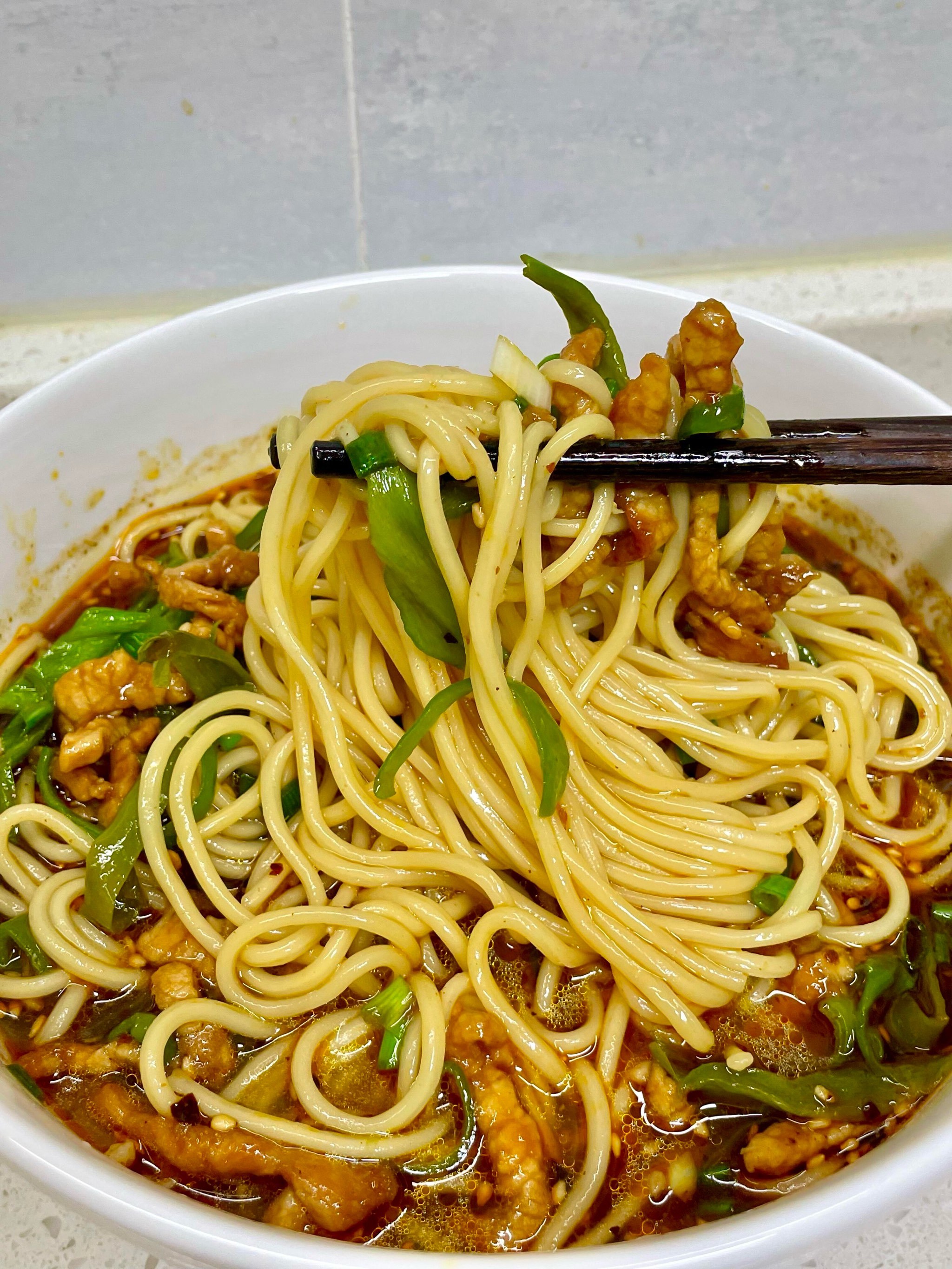 巨好吃的青椒肉丝盖浇面,附详细做法