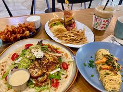 照烧鸡肉配牛油果拉法沙拉-HELLO 27 意面·沙拉·帕尼尼