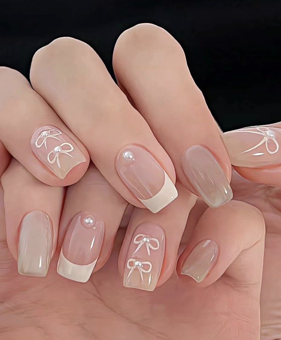 指尖上的简约风法式美甲