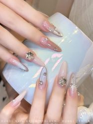 -花岐款式专研健康美甲沙龙